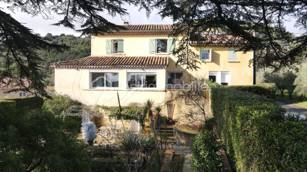 Demeure de caractère avec ascenseur, dépendances et terrain piscinable – 8 pièces – 6 chambres – 255 m²