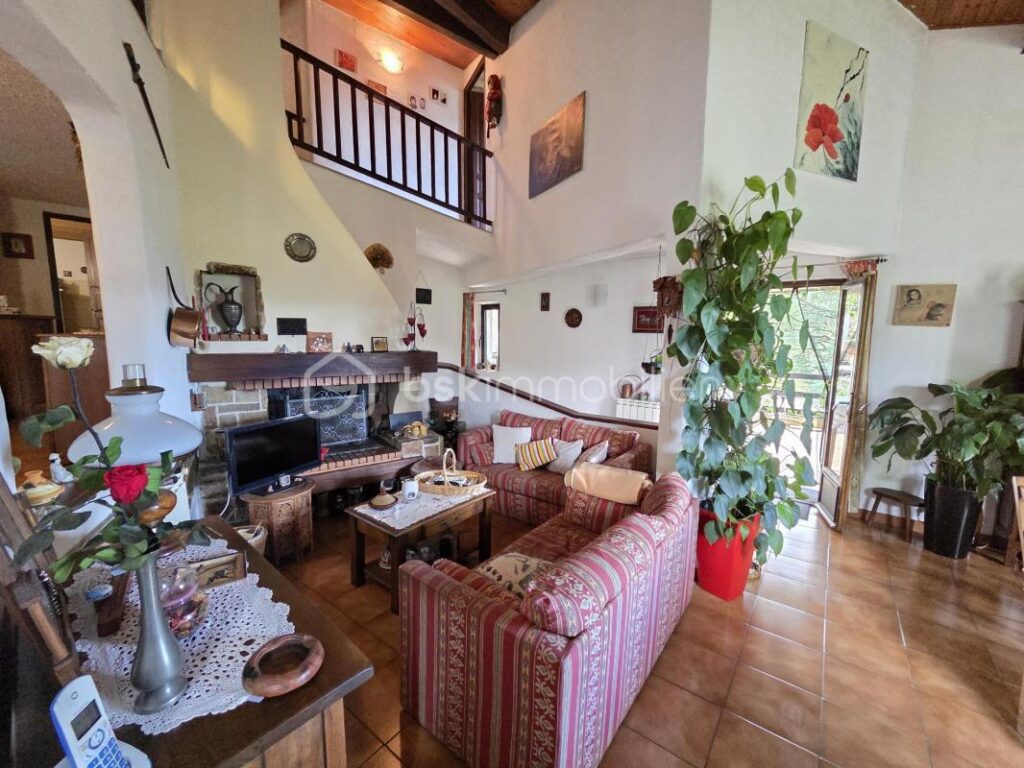 Maison d’architecte atypique 6 pièces sur un terrain de 2000 m2, piscine, 2 garages, vue dominante sur les Cévennes – 6 pièces – 4 chambres – 130 m²