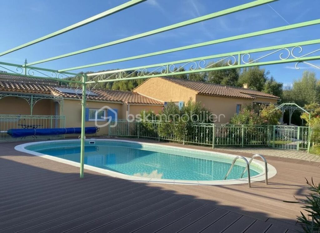 Maison de plain-pied avec piscine, jardin entièrement clôturé avec vue dégagée sur les monts du Luberon – 7 pièces – 4 chambres – 150 m²