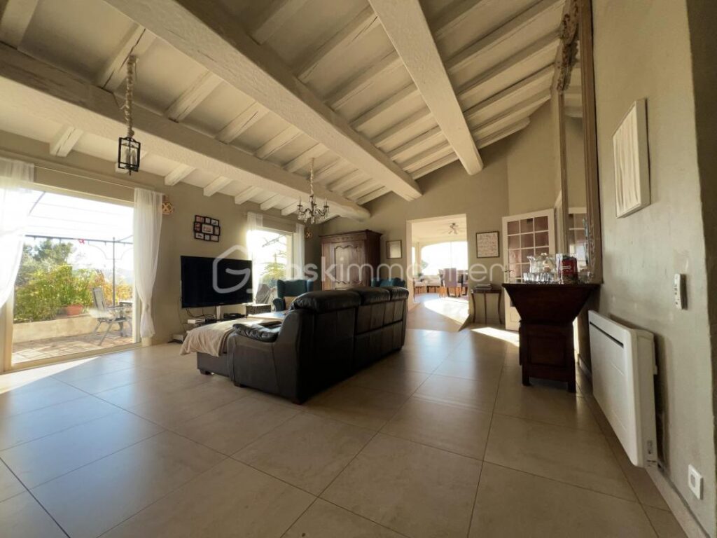 Vue Spectaculaire sur le Rocher : L’Art de Vivre Provençal à La Bouverie – 6 pièces – 4 chambres – 186 m²