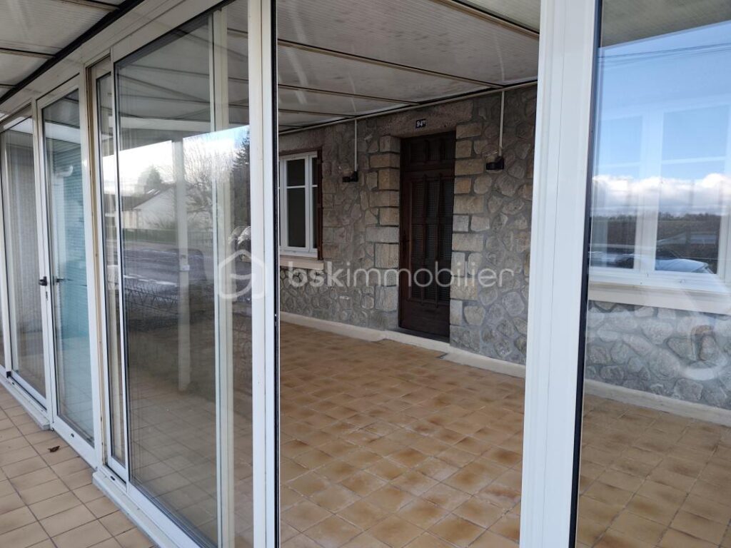 À deux pas du centre-ville de Saint-James – Une maison pleine de potentiel avec véranda et vue dégagée – 5 pièces – 2 chambres – 83 m²