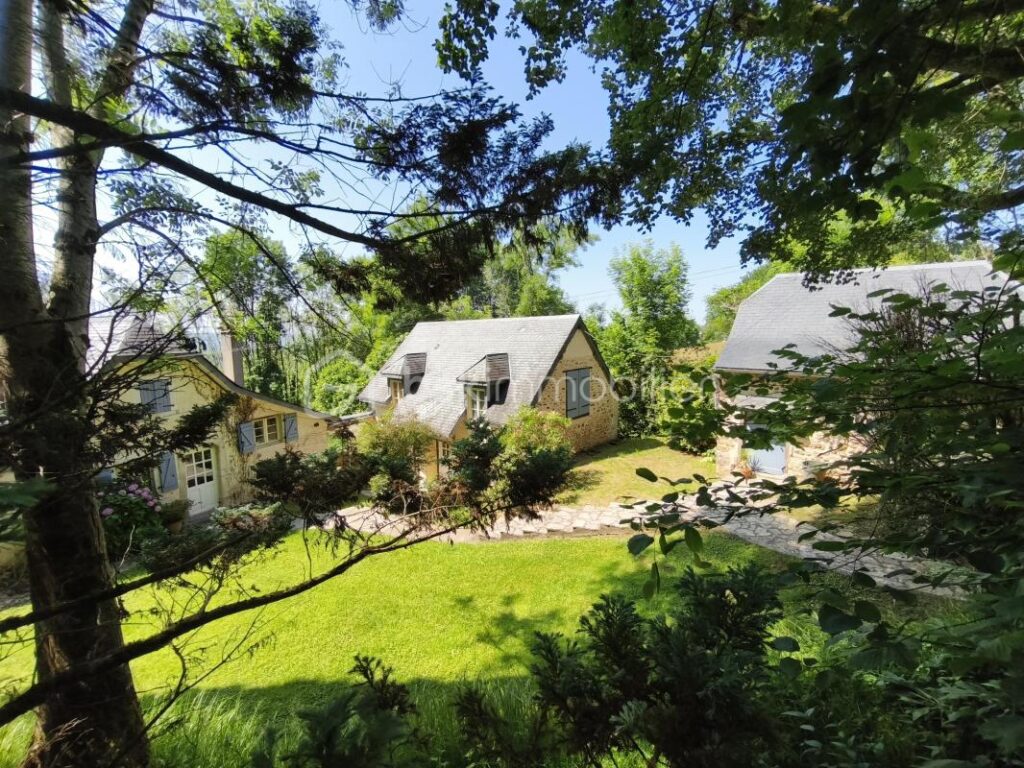 MAISONS DU 17 EME AVEC PETITE DEPENDANCE ET GARAGE – 5 pièces – 4 chambres – 150 m²