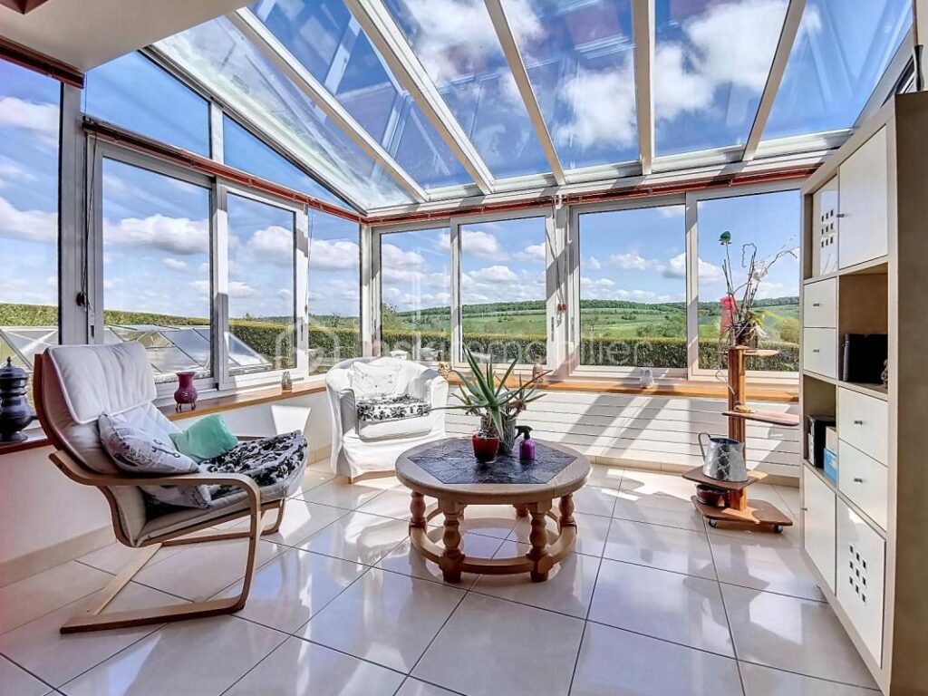 À VENDRE – Maison de caractère de 201 m² avec jardin paysager 🌿, piscine 🏊‍♂️ et vue dégagée 🌄 – 6 pièces – 4 chambres – 201 m²