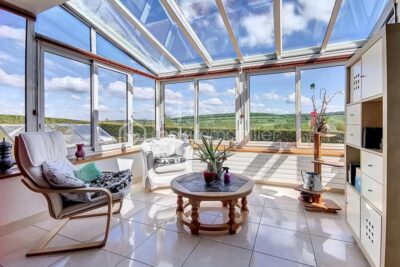 À VENDRE – Maison de caractère de 201 m² avec jardin paysager 🌿, piscine 🏊‍♂️ et vue dégagée 🌄 – 6 pièces – 4 chambres – 201 m²