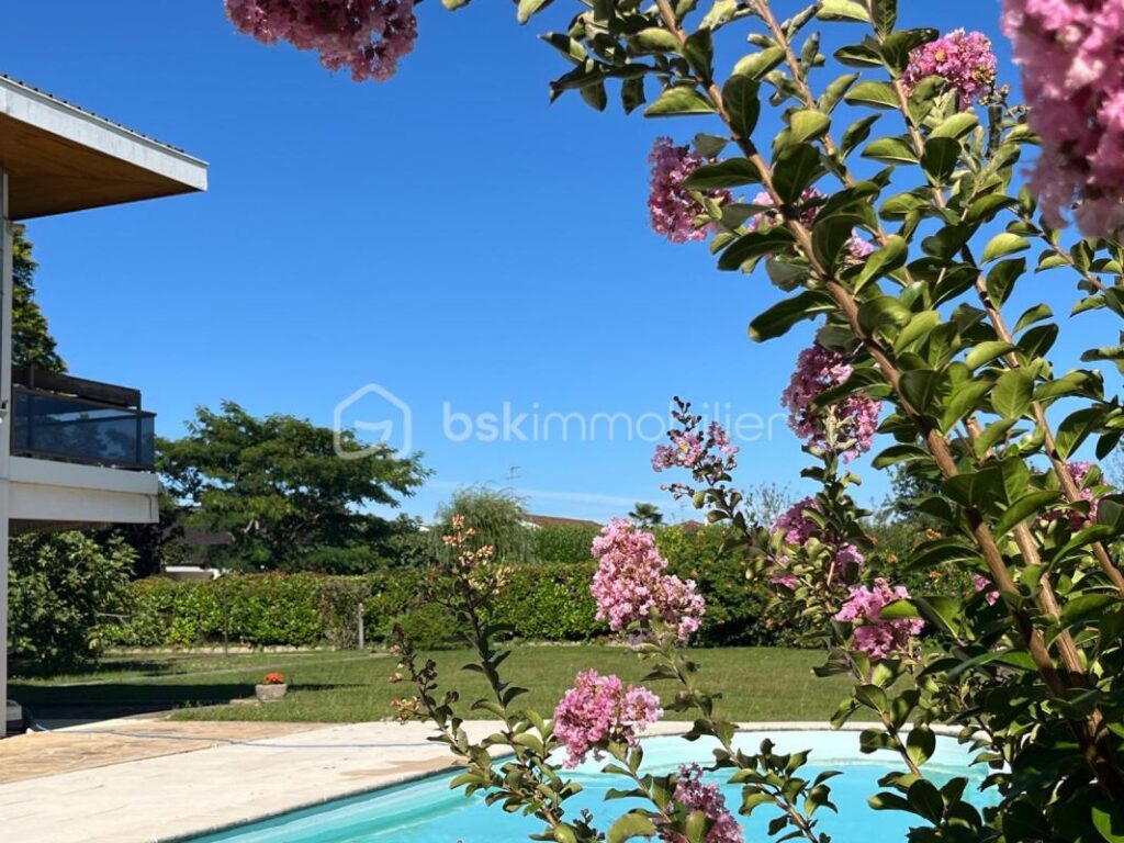 Belle maison d’architecte dans cadre privilégié sur terrain de 2000M2 – 8 pièces – 4 chambres – 300 m²