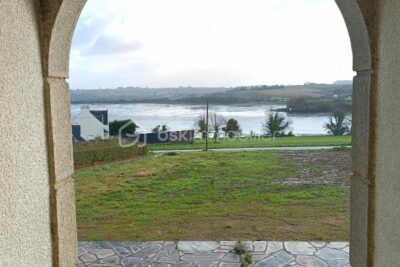 Maison individuelle située à Saint-Pol-de-Léon. Construite en 1985, cette maison de 6 pièces de 137 m2 sur un terrain de 1425m² – 6 pièces – 5 chambres – 137 m²