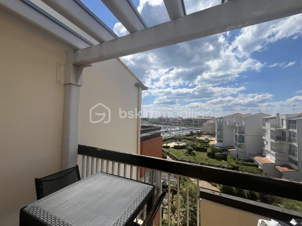 ✨ En exclusivité – Studio avec terrasse + parking – Vue imprenable sur les quais ✨ – 1 pièce – NR chambres – 21 m²