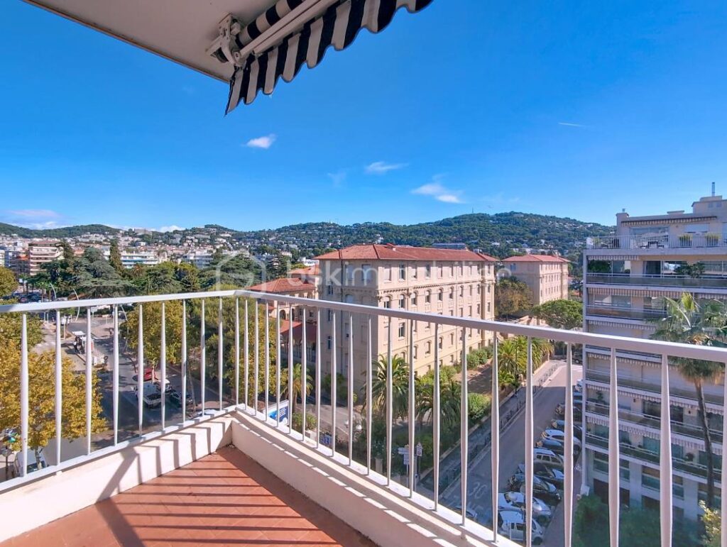 CANNES CARNOT 3P RÉNOVÉ ÉTAGE ÉLEVÉ – 3 pièces – 2 chambres – 67 m²