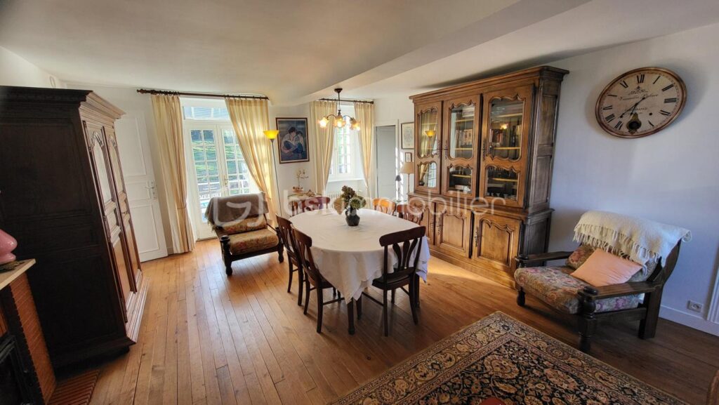 Maison de village au charme intemporel à Noues de Sienne – 7 pièces – 4 chambres – 147 m²