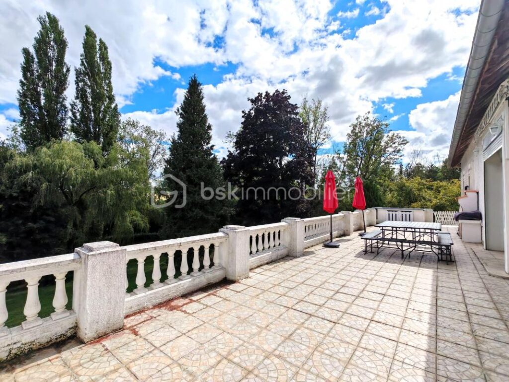 Spacieux pavillon au calme avec garage, sous-sol, jardin et bois – 11 pièces – 5 chambres – 416 m²