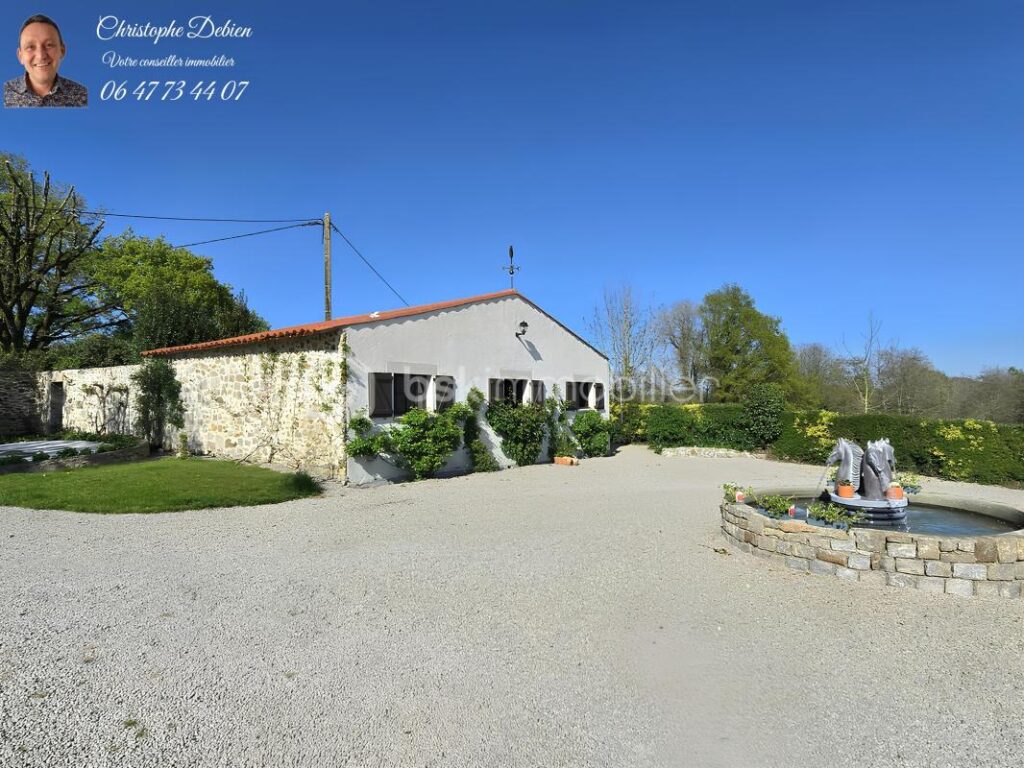 Entre nature, confort et authenticité – Un lieu de vie rare à découvrir aux Lucs-sur-Boulogne – 7 pièces – 4 chambres – 200 m²