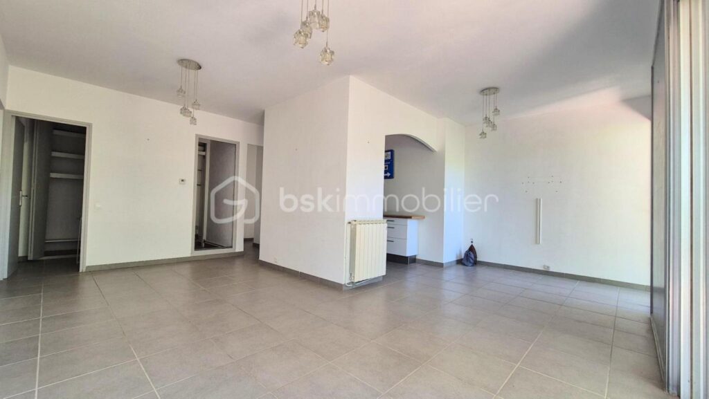 Rare à la vente : T3 de 95 m2 avec vue sur le château de Hyères – 3 pièces – 2 chambres – 95 m²