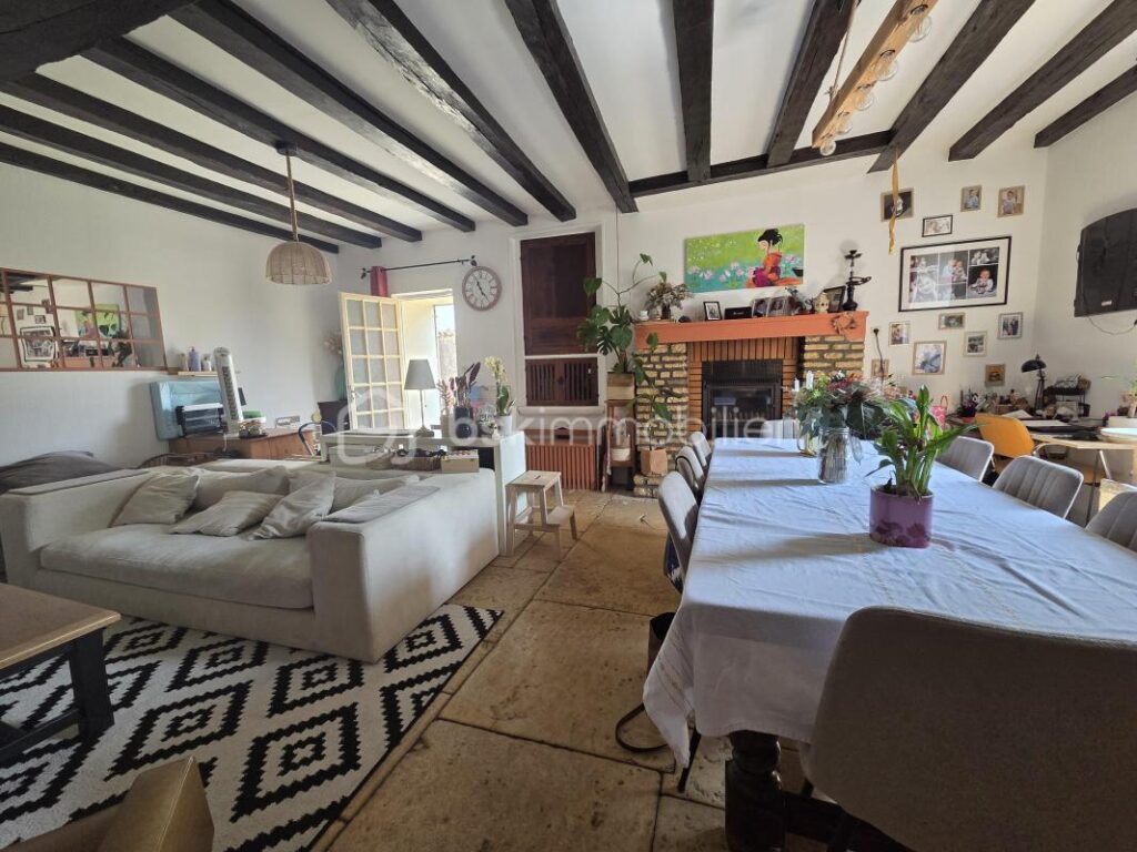 Maison de caractère 100 m² à Limalonges avec jardin, garage et cave voutée – 3 pièces – 2 chambres – 100 m²