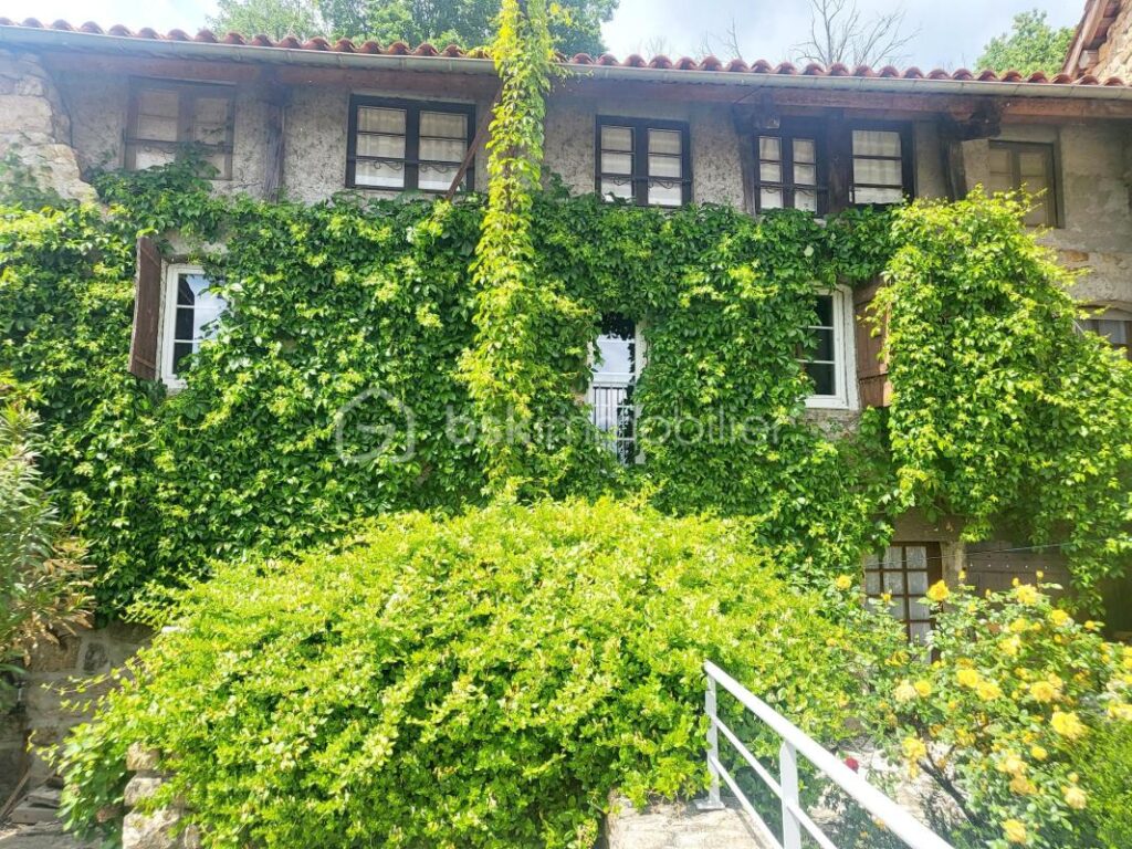 Maison en pierre à Thueyts – 6 pièces – 2 chambres – 127 m²
