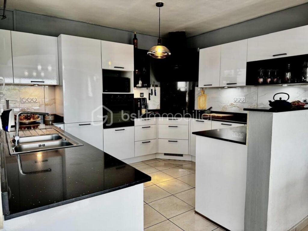 Maison spacieuse avec pergola et jacuzzi – 4 pièces – 3 chambres – 115 m²