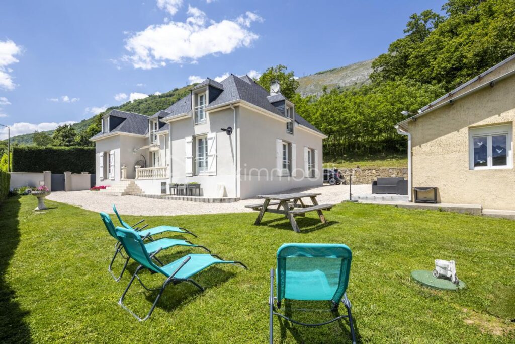 Propriété comprenant une maison d’habitation et un Gîte idéalement située – 13 pièces – 7 chambres – 324 m²