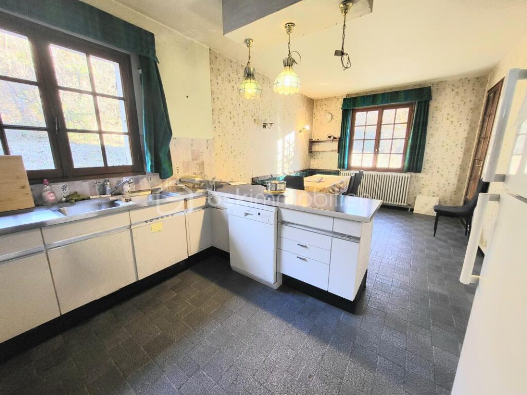 IDÉAL INVESTISSEUR / MARCHAND DE BIENS – Fort potentiel de rentabilité et plus-value – 264 m² sur 3 125 m² terrain – 15 pièces – 10 chambres – 264 m²