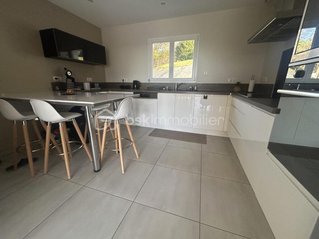 SUPERBE MAISON PLAIN PIED CONTEMPORAINE – 4 CHAMBRES – DOUBLE GARAGE – PISCINE – 5 pièces – 4 chambres – 138 m²