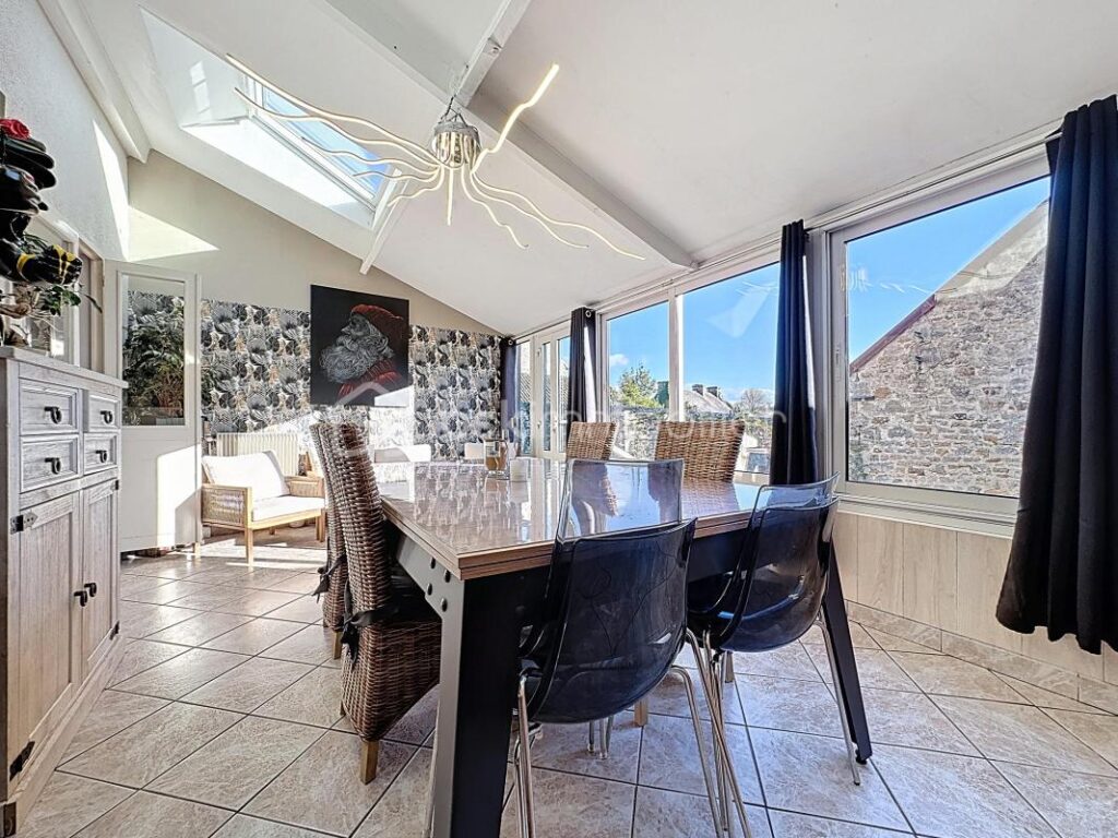 Maison de ville rénovée au coeur de Montebourg – Avec terrain, cour arrière, grange – 4 pièces – 2 chambres – 94 m²