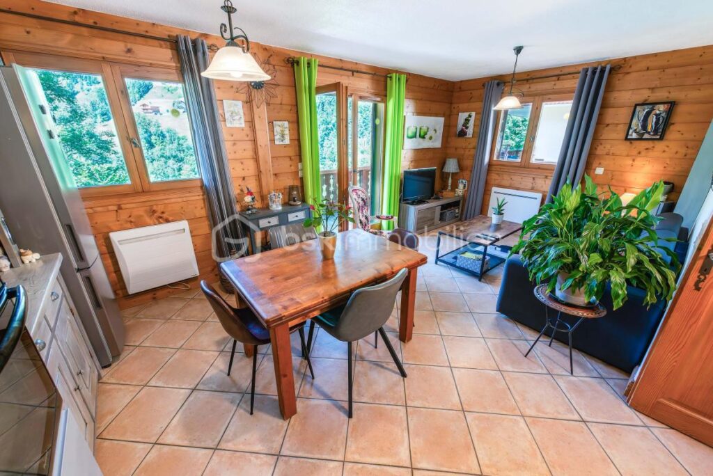 73590 FLUMET – APPARTEMENT T3, 2 CHAMBRES – GRAND BALCON SUD-OUEST VUE MONTAGNE – PROCHE SKI – RÉSIDENCE RÉCENTE – 3 pièces – 2 chambres – 45 m²