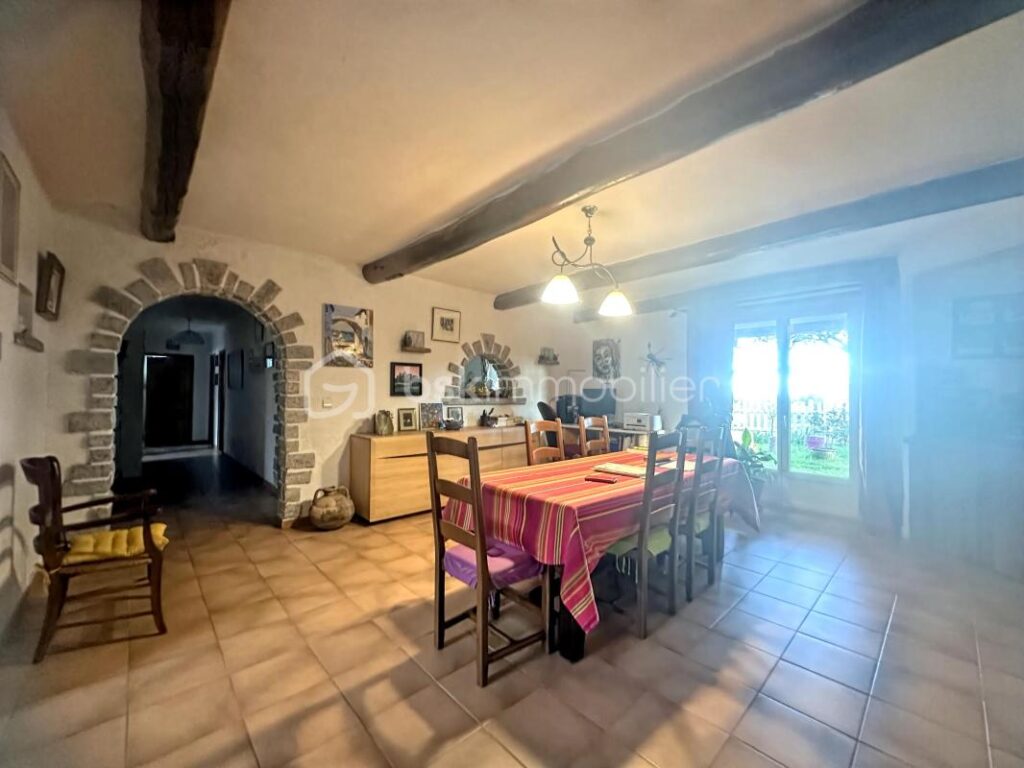 Découvrez la quiétude d’une villa spacieuse à Bagard à proximité de toutes commodités – 5 pièces – 3 chambres – 131 m²