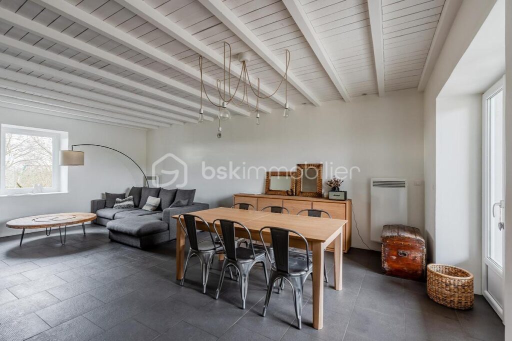 MAISON AVEC CHARME , POTENTIEL D’AGRANDISSEMENT ET DEPENDANCE AU CALME ET SANS VIS A VIS – 5 pièces – 3 chambres – 128 m²