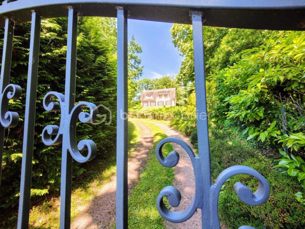 Propriété 2 maisons parc boisé privé av tennis – 11 pièces – 6 chambres – 234 m²