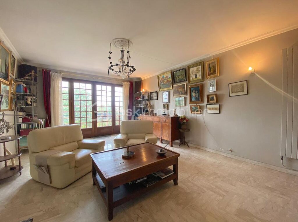 Maison avec 4 chambres + une piscine couverte + un garage de 110m2 !!! De l’espace, du calme et de l’authenticité !!!! – 8 pièces – 4 chambres – 248 m²