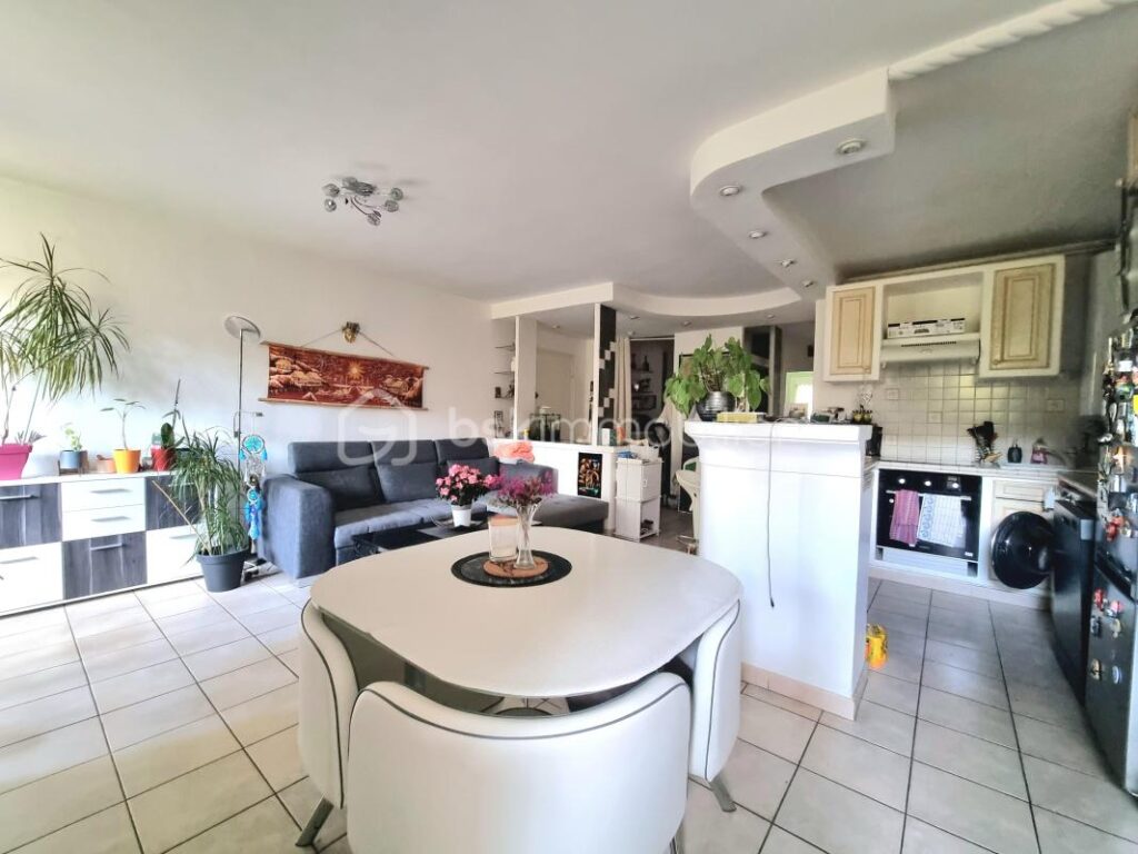 LE CANNET (06110) – APPARTEMENT F3 DE 70M2 AVEC TERRASSE, PARKING, CAVE – PROCHE DES COMMODITÉS/COMMERCES ET DU QUARTIER PALESTRE – CALME ET SANS VIS A VIS – 3 pièces – 2 chambres – 70 m²