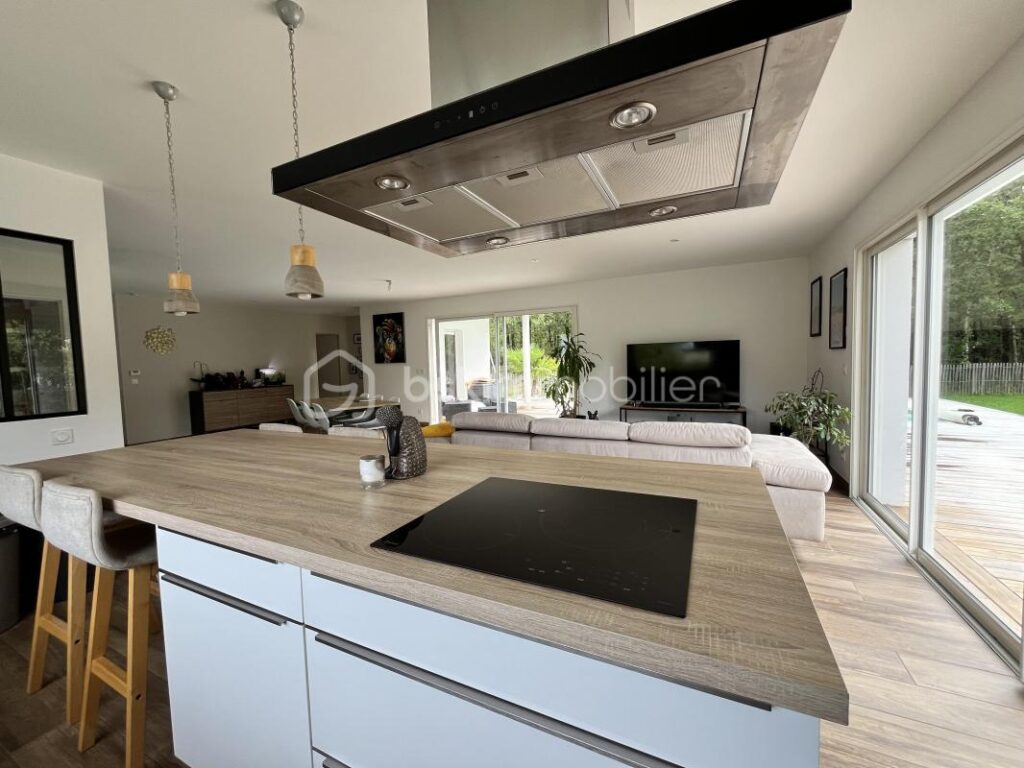 Maison contemporaine avec piscine – 4 pièces – 3 chambres – 130 m²