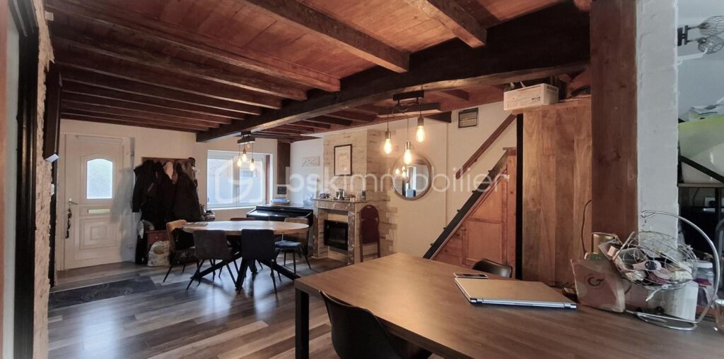 Maison entièrement rénovée, DPE C, 2 chambres, possibilité de 3 chambres, semi plain-pied, chambre au RDC – 4 pièces – 2 chambres – 84 m²