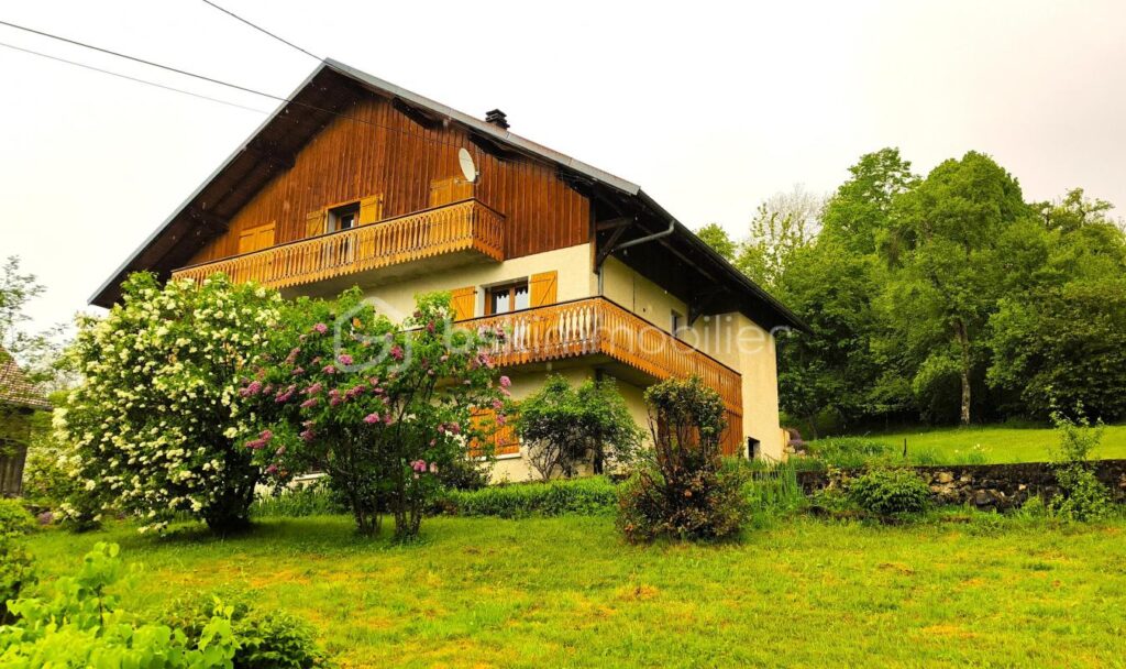 MAISON AVEC VUE SUR LE MONT BLANC – 8 pièces – 4 chambres – 353 m²