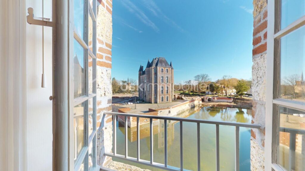 Appartement d’exception dans une tour du XVIIe siècle – Bellegarde – 4 pièces – 2 chambres – 98 m²