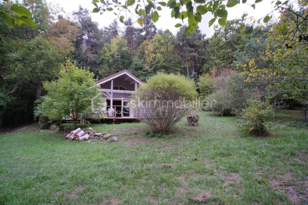 Chalet récent en bois au bord de la rivière sur un terrain plat de 5 460 m² – 3 pièces – 2 chambres – 70 m²