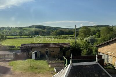 Saint-Denis-de-Cabanne (15 min de Roanne) Grande maison en pierre, ancien couvent de 300 m2, 12 pieces,6 Ch ,dépendances, maison d’amis independante et petit étang – 10 pièces – 8 chambres – 300 m²