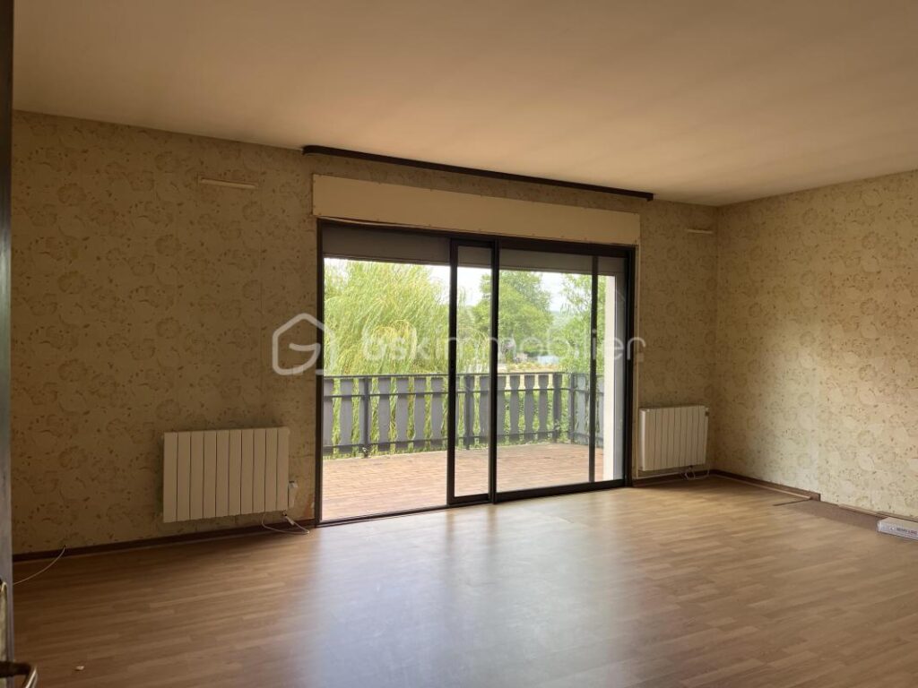 REVEL PROCHE GRANDE MAISON T7 EVOLUTIVE QUARTIER CALME GRAND GARAGE BEAU TERRAIN ARBORE – 7 pièces – 4 chambres – 170 m²