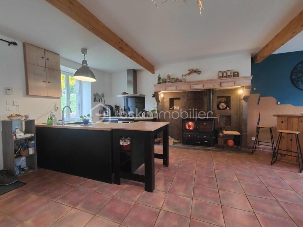 🏡 Maison de charme en pierre – 7 pièces – Vue exceptionnelle sur le Puy-de-Dôme – 7 pièces – 5 chambres – 150 m²