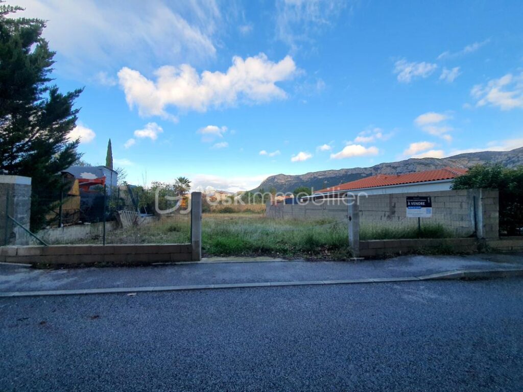 TERRAIN CONSTRUCTIBLE – TOUT A L’EGOUT – LIBRE DE CONSTRUCTEUR – NR pièces – NR chambres – 1522 m²