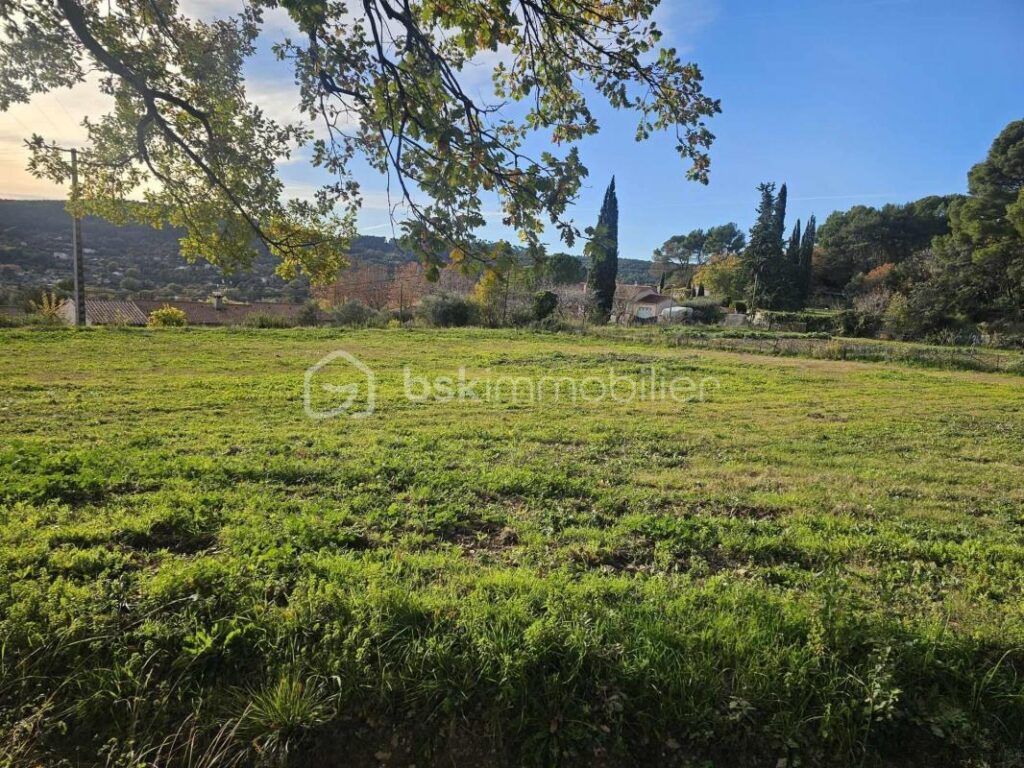 A DRAGUIGNAN (VAR) – TERRAIN CONSTRUCTIBLE – SEMI VIABILISE – PLAT – LIBRE CONSTRUCTEUR *** SOUS COMPROMIS *** – NR pièces – NR chambres – 1070 m²