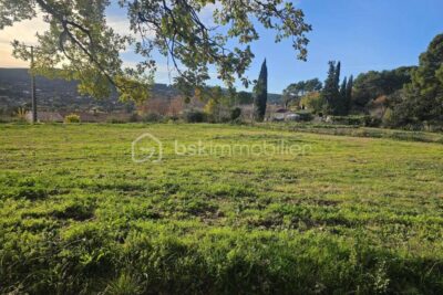A DRAGUIGNAN (VAR) – TERRAIN CONSTRUCTIBLE – SEMI VIABILISE – PLAT – LIBRE CONSTRUCTEUR *** SOUS COMPROMIS *** – NR pièces – NR chambres – 1070 m²