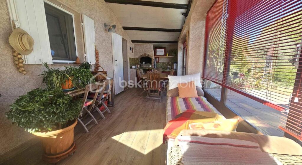 A Les Arcs (Var) – Maison traditionnelle de charme de 130 m² sur 2400 m² de terrain – Quartier résidentiel prisé – dépendance – piscine – Garage – 5 pièces – 3 chambres – 130 m²