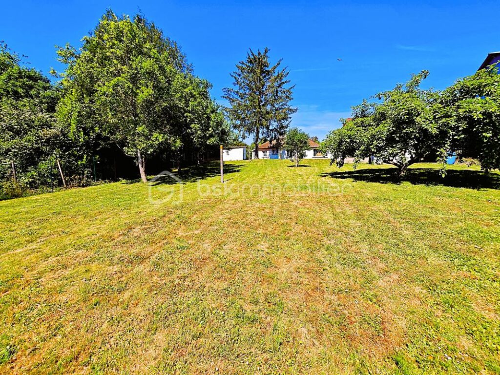 Maison de plain-pied de 80 m² sur sous-sol total sur terrain entièrement constructible et divisible de 1457 m² – 4 pièces – 2 chambres – 80 m²