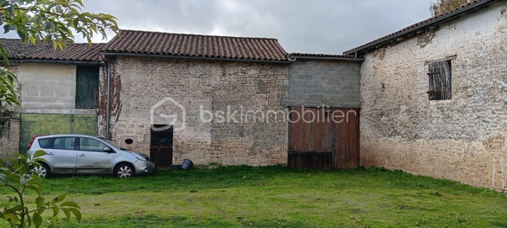Découvrez le charme d’une ferme rénovée à Melle – 5 pièces – 2 chambres – 141 m²