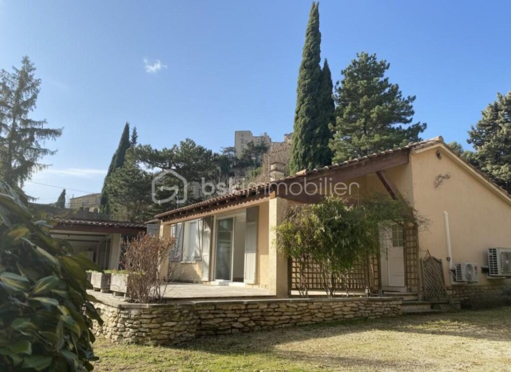 Maison de plain-pied – piscine – Vue dégagée sur le Luberon – Calme – 6 pièces – 5 chambres – 106 m²