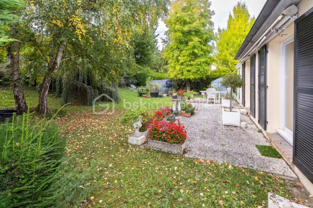 Maison de plain-pied – 151 m² – Jardin arboré d’environ 800 m² – 5 pièces – 3 chambres – 151 m²