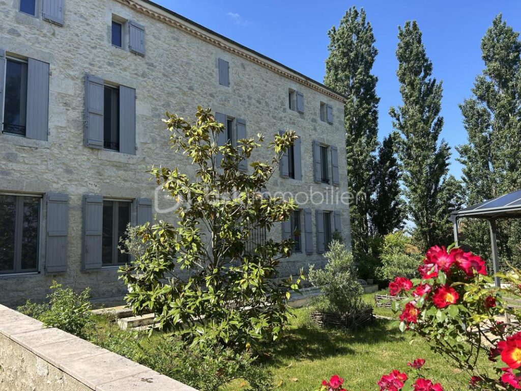 MAGNIFIQUE PROPRIETE EN PIERRES – VUE – CALME – GITES – DEPENDANCES – SOURCE – ETANG – NR pièces – NR chambres – 885 m²