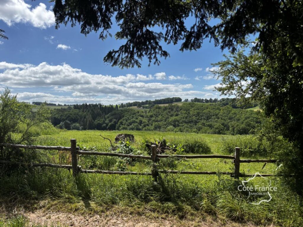 Corps de ferme avec maison d’habitation, plusieurs grandes d – 6 pièces – 3 chambres – 98 m²