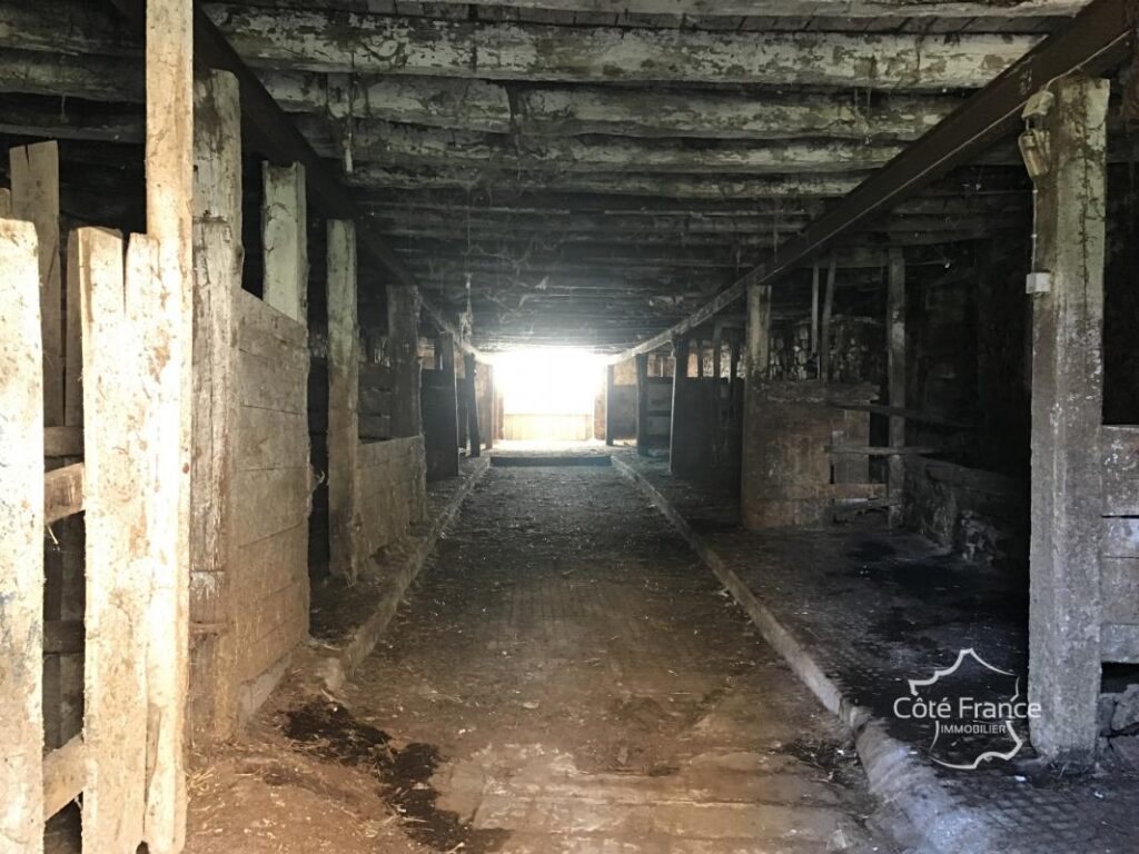 Grande grange d’une beauté exceptionnelle à vendre St. Julie – 2 pièces – 2 chambres – 375 m²