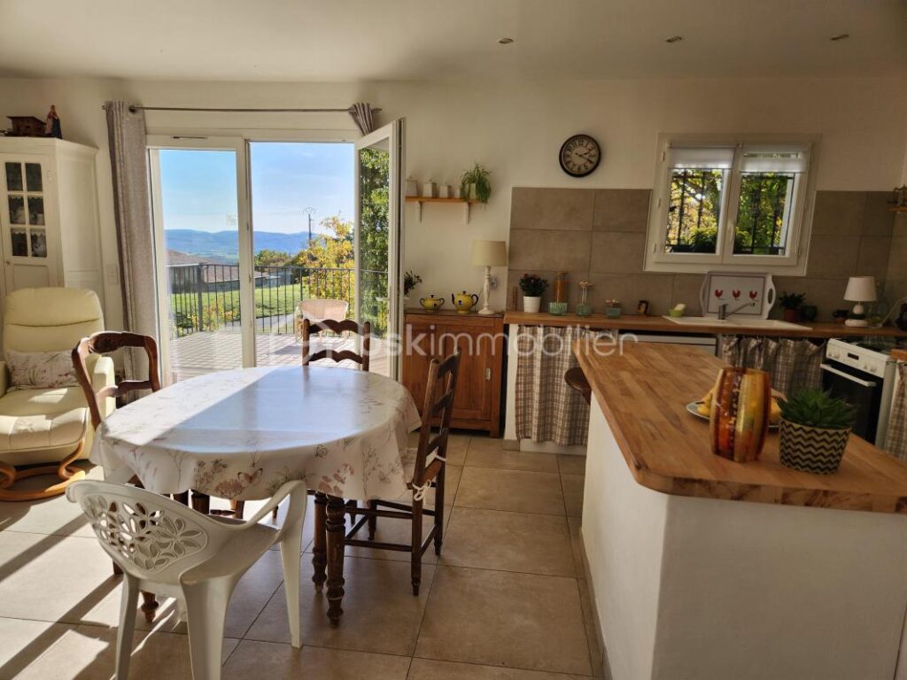 EXCLUSIVITE à FORCALQUIER : Deux logements indépendants de plain pied dans quartier calme ! – 8 pièces – 5 chambres – 175 m²