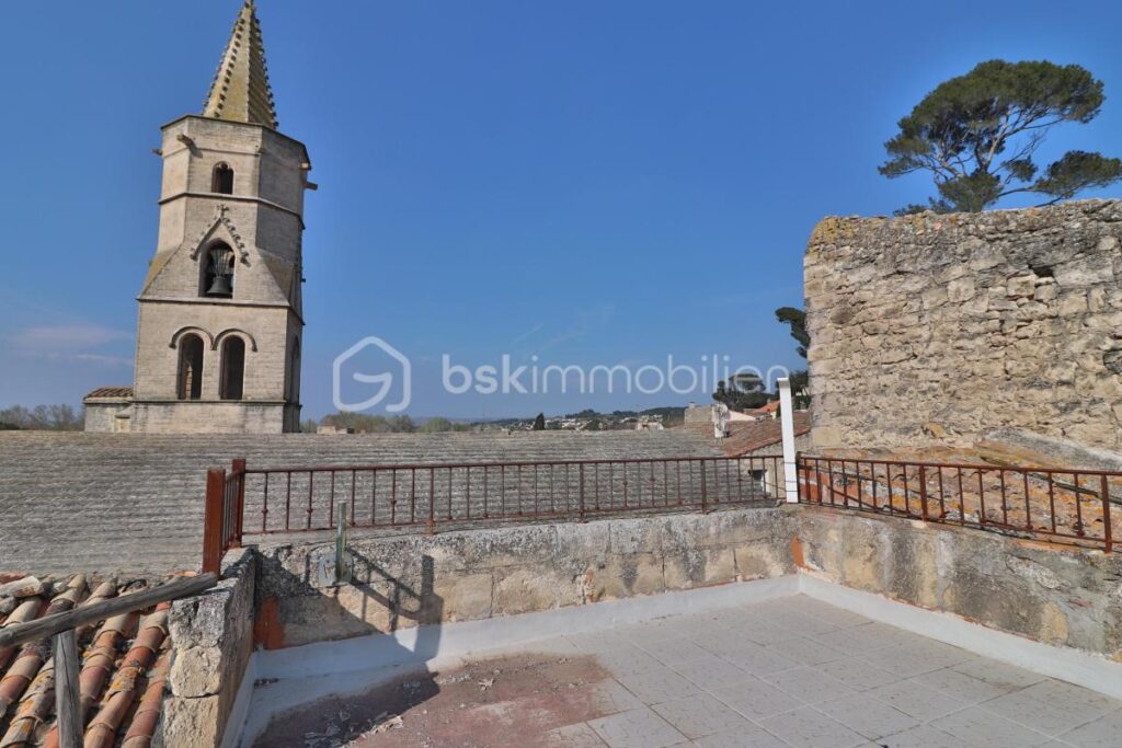 2 immeubles à rénover de 800m² avec cours, terrasse et balcon – NR pièces – NR chambres – 200 m²